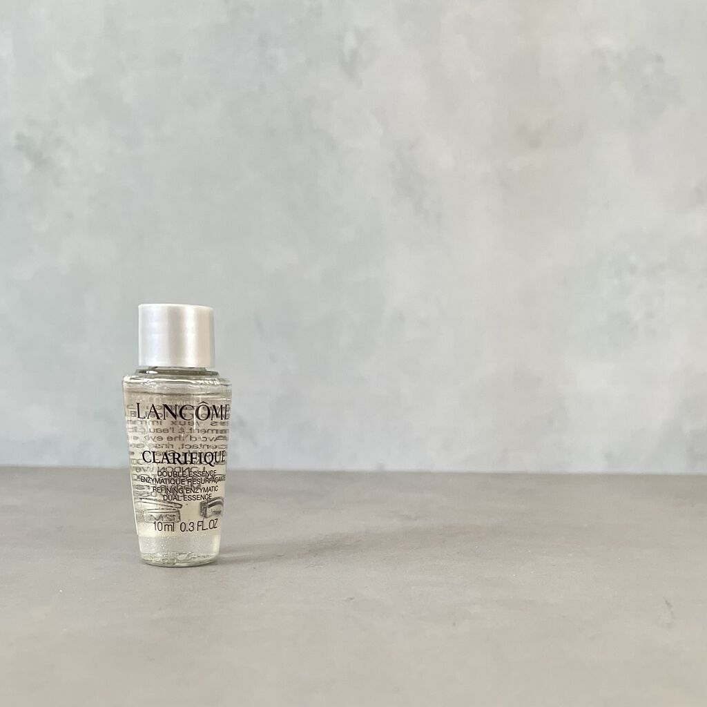 @cosme のキャンペーンにてサンプルで頂きました♪

スっと肌に吸収して内側からの潤いを実感しました。

オイルが入っているとのことでベタつきや浮きがあるかと思いましたが、全くそんなことはなく後から付ける乳液やクリームもしっかり浸透しま