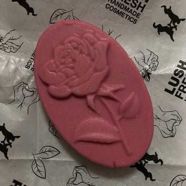 ラッシュ ロウィーナ・バード ネイキッド マッサージオイルのクチコミ「LUSH🌿

今回はマッサージバーを買いました♥

見た目も可愛いし、香りも好きです！

取っ.....」（1枚目）