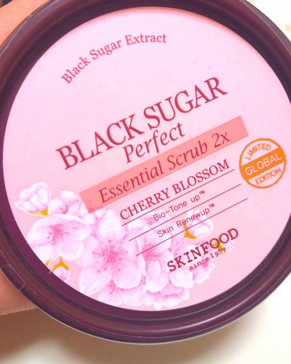 ブラックシュガー パーフェクトエッセンシャルスクラブ 2X チェリーブロッサム/SKINFOOD/洗い流すパック・マスクを使ったクチコミ（1枚目）
