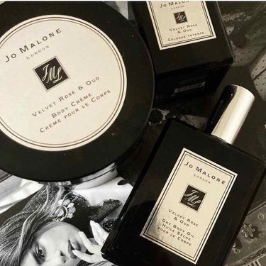 Jo MALONE LONDON ヴェルベット ローズ ＆ ウード ボディ クレームのクチコミ「朝露に濡れたピュアなローズでも﻿
これ見よがしに咲き誇る﻿
パウダリーな薔薇でも.....」（2枚目）