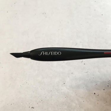 SHISEIDO KATANA FUDE アイ ライニング ブラシのクチコミ「斜めにカットされた刀のような筆先が特長のアイライナーブラシ。

肌触りの良い人工毛のブラシは毛.....」（2枚目）