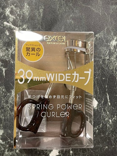 ⭐️購入理由⭐️
excelのビューラー、LIPSショッピングで購入しました。

⭐️使用感⭐️
私が今まで使ってきたビューラーは本体部分にバネ？がついていないものしか使ってこなかったので、そこがなかなか慣れずにちょっと使いにくいと思いました💦
あと指を入れるところが穴が小さめなのでもうちょっと大きいと楽かなと思いました。
ビューラーのカーブが私にはあまり合わず目頭側、真ん中、目尻側で分けてあげるのがちょっと面倒かなと思いました。
バネがあるから上がりやすいかと言われると…特にすごい差を感じなかったです。

⭐️感想⭐️
持ち手がしっかりしているところは良かったです。

#excel  #ビューラー　#まつ毛　#カーラー　#LIPSショッピング　の画像 その0