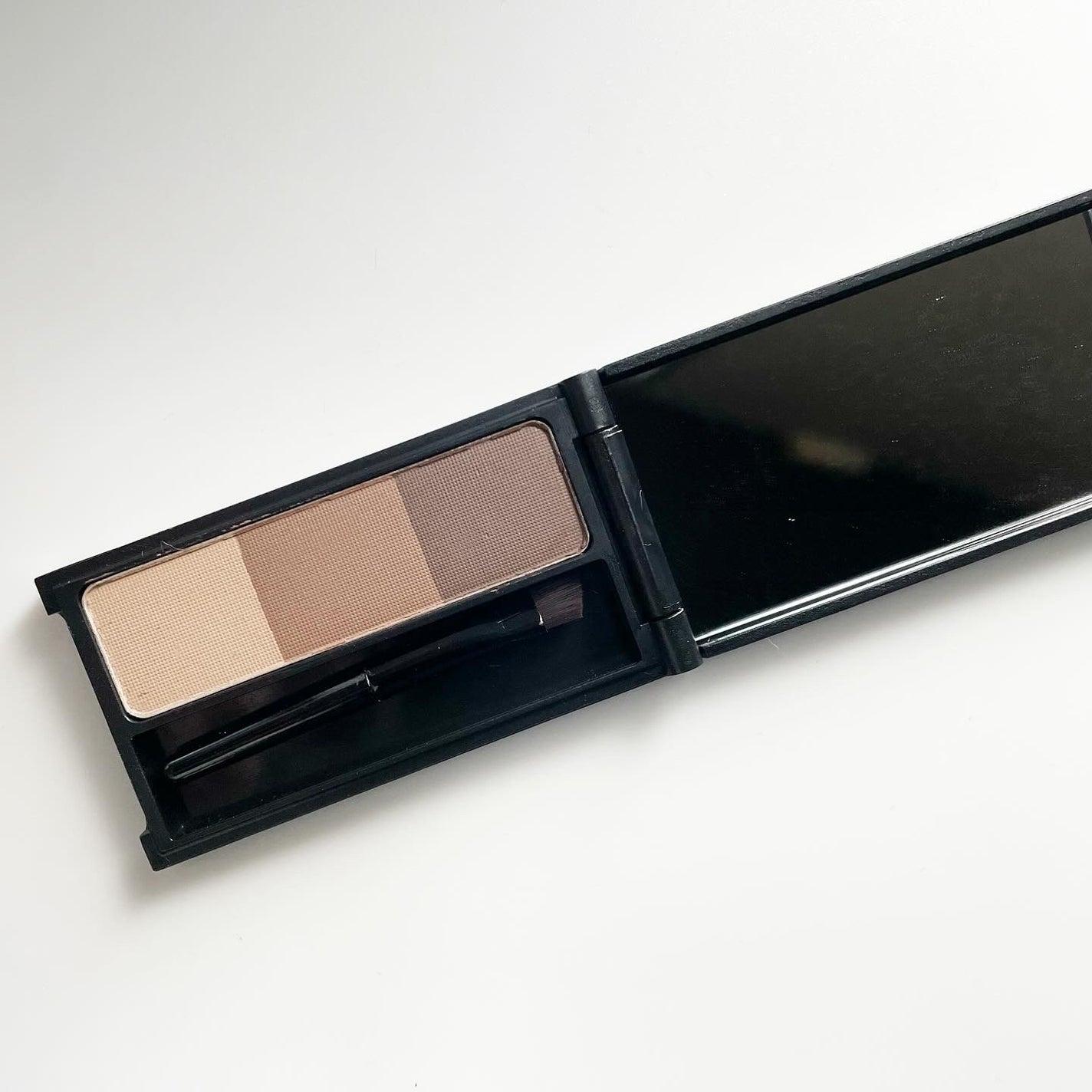 ت.•*¨*•.¸¸♬ⓚⓤⓜⓘⓚⓞ on LIPS 「ダイソー購入品𓂃🌿𓈒𓏸EYEBROWPOWDERアイブロウパウ..」(2枚目)