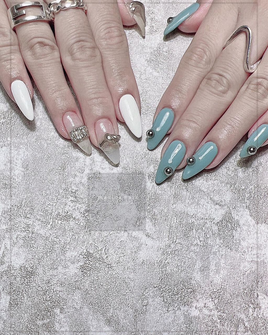 #ターコイズネイル,#ネイル,#アートネイル,#春ネイル,#ミラーアートネイル,#ブルーネイル,#クリアネイル,#リングネイル,#ミラーネイル,#手書きアートネイル,#刺繍ネイル,#ミラーネイル,#シルバーアクセネイル,#春ネイル,#天王寺ネイルのネイルデザイン