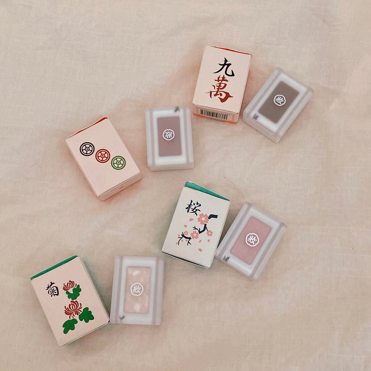 ゆニコーン こスメ on LIPS 「麻雀牌柄のアイシャドウケースがしっかりしてるので、落としちゃっ..」(1枚目)