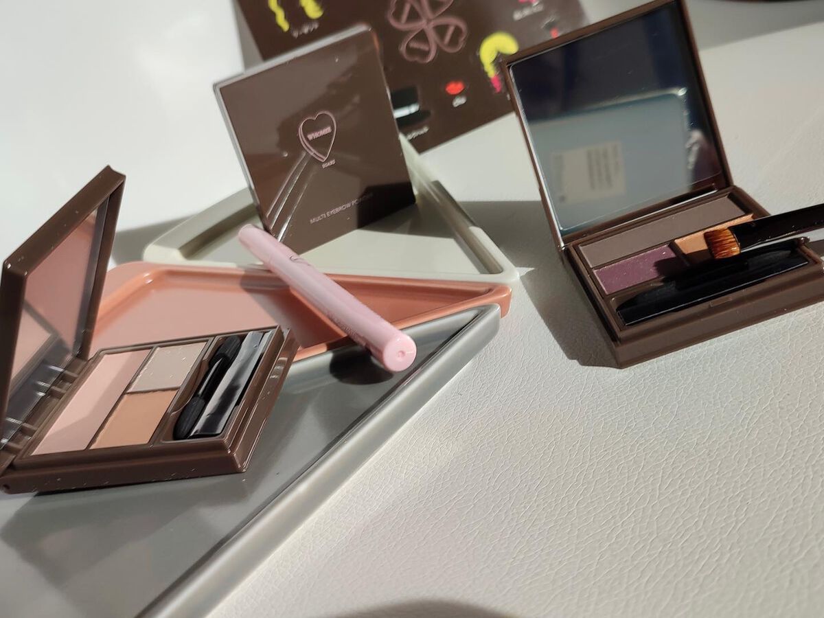 とにかくマルチアイブロウパウダーが最強。

パールやラメが入ってて(ラメなしのパレットもあり)
ツヤと透け感のある流行眉＆おしゃれ眉になれる。


どんどんアイライナーやマスカラで目ヂカラを作る今
すごく相性のいいアイブロウパウダーだと思う