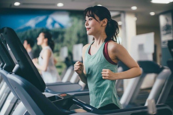 ジムでランニングをしている女性