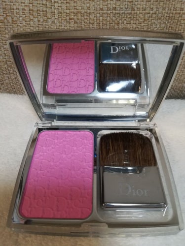 皆様、こんにちは！

こちら、

Dior スキン ロージーグロウ 001 ペタル

になります！

あら？！生産終了？？先月買ったのに！？？

チークになります！

うーん、可愛い💕💕眺める鑑賞期間を