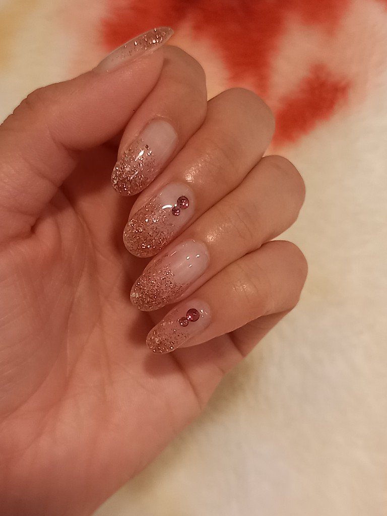 今月のネイルはこれー！

前回と、少し濃いピンクラメのグラデーション！
カラーもストーンもずっと悩んでたので
担当者のオススメを素直に聞いてました(笑)

爪の形が活かされて
めっちゃキレイになってきてる！

次回まさかの30日💦
これ逃