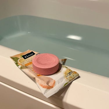 最近寒いので、久々に身体を温める効能のある炭酸タブレットを使いました🫧🛁

使ったのは、クナイプのスパークリングタブレット オレンジ・リンデンバウム ＜菩提樹＞の香りです🍊

クナイプのスパークリングタブレットは全3種類あるのですが、オレンジ・リンデンバウムは"温浴で冷えた身体をあたためる"効果があり、本当に足先までポカポカになりました👣🔥

香りも強すぎずリラックスでき、湯船は山吹色に近いお色になりました🌼

#クナイプ
#スパークリングタブレット 
#入浴剤の画像 その0