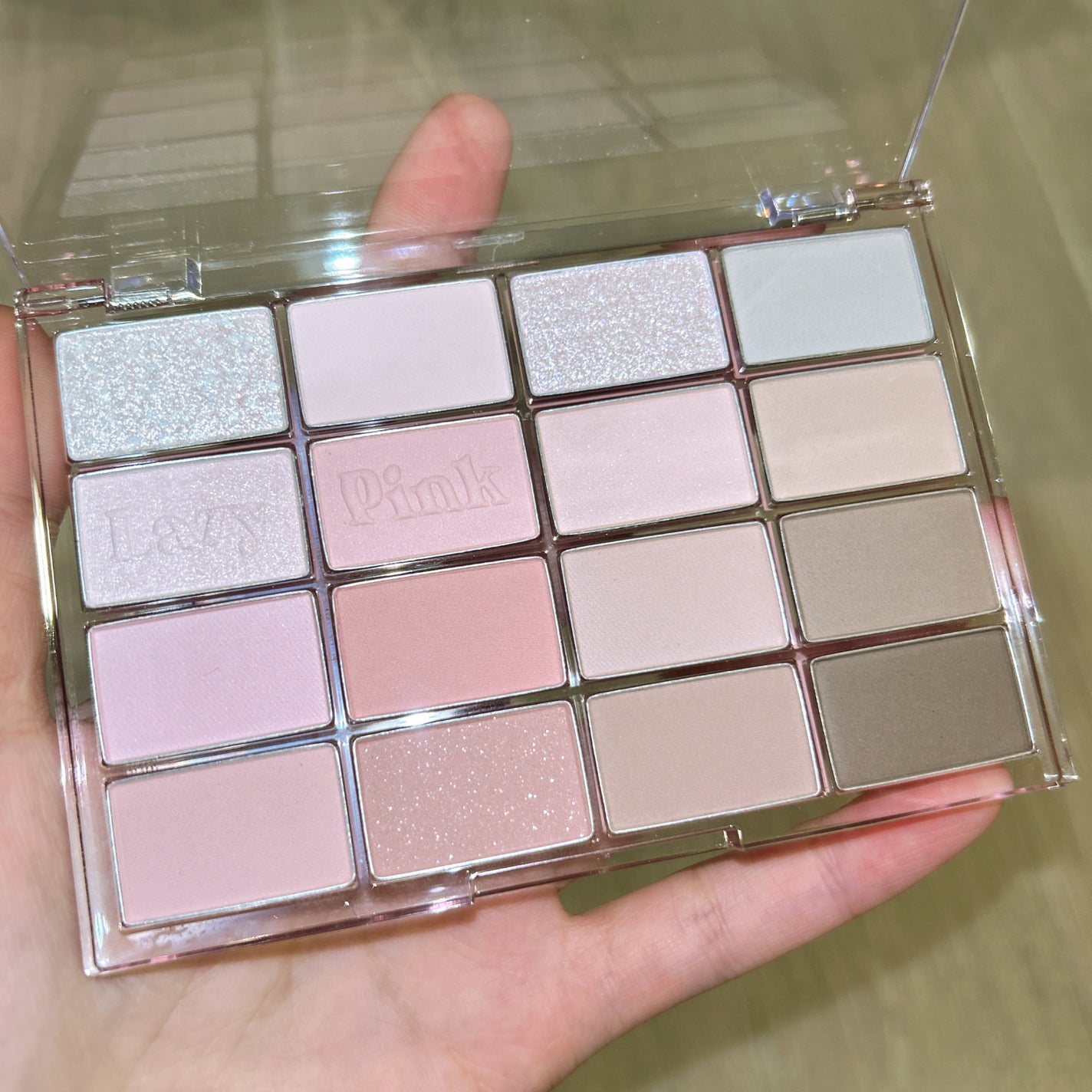 ソフトブラーリングアイパレット/wakemake/アイシャドウパレットを使ったクチコミ(3枚目)