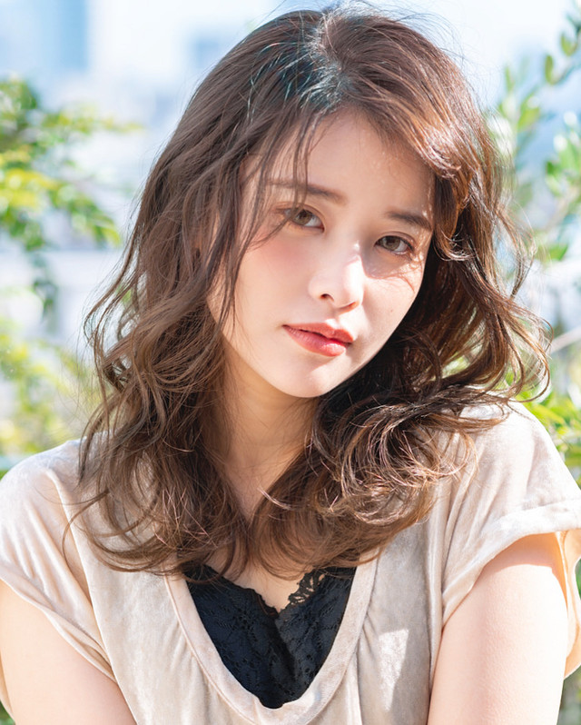 パーマをあてたミディアムヘア