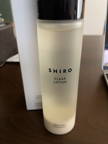 SHIRO酒かす化粧水

開封時は、２層に分離した状態です。下に沈降しているのは、酒かすですね。使用時は、降って使用します。

手に出してみると、濁った、乳白色の化粧水になります。シャバシャバで、たくさ