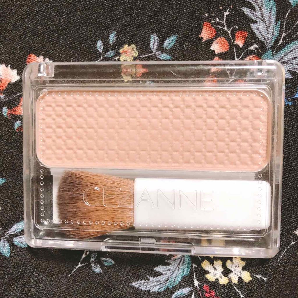 セザンヌ フェースコントロールカラー04

シェーディングは黄みブラウンが多く、
難民になっていたのですが店頭でつけたところ
浮かなかったので購入。
色味は赤みブラウンです。

色乗りはとても薄いです。(2枚目参照)
3往復くらいしています