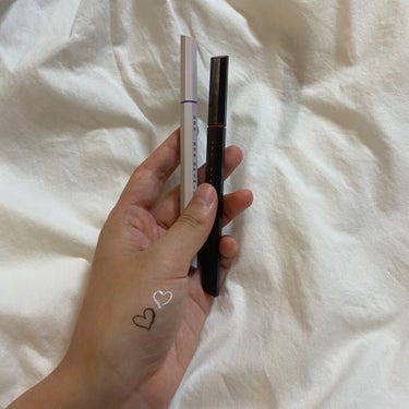 UZU 　アイライナーのレビューです‼️

色：BROWN-BLACK　WHITE
（1650円）

評価は★★★★★
※写真iPhoneノーマル


めちゃめちゃ書きやすいです
太くも細くもできて調節