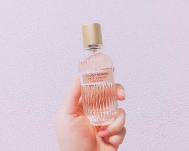 💗ジバンシイ オードモワゼル フローラル オーデトワレ 50mL💗

私の今一番お気に入りの香水です✨

買う前に香りを嗅いだ時は
少しキツくて、ツンっとした感じで
わたしの好みではなかったんですが、
