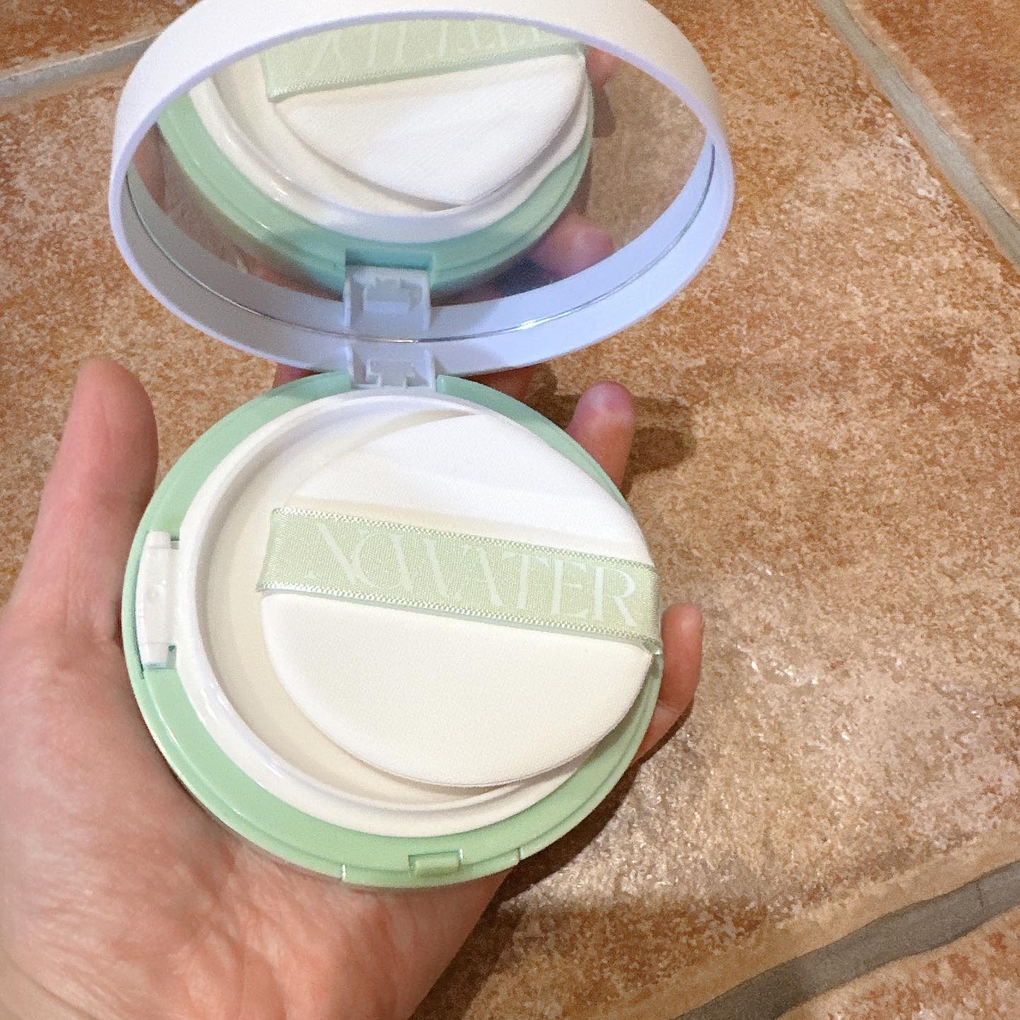 ティーツリーデイデイトーンアップサンクッション #01 ロマンティックライト/NOWATER/日焼け止めローションを使ったクチコミ（2枚目）