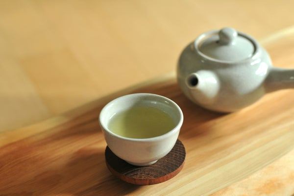 緑茶の入ったコップと急須