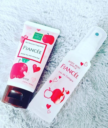 フィアンセ ハンドクリーム 恋りんごの香りのクチコミ「︎
✳︎
✳︎

FIANCEE
ハンドクリーム
恋りんごの香り🍎

3種のセラミドとシアバタ.....」（3枚目）