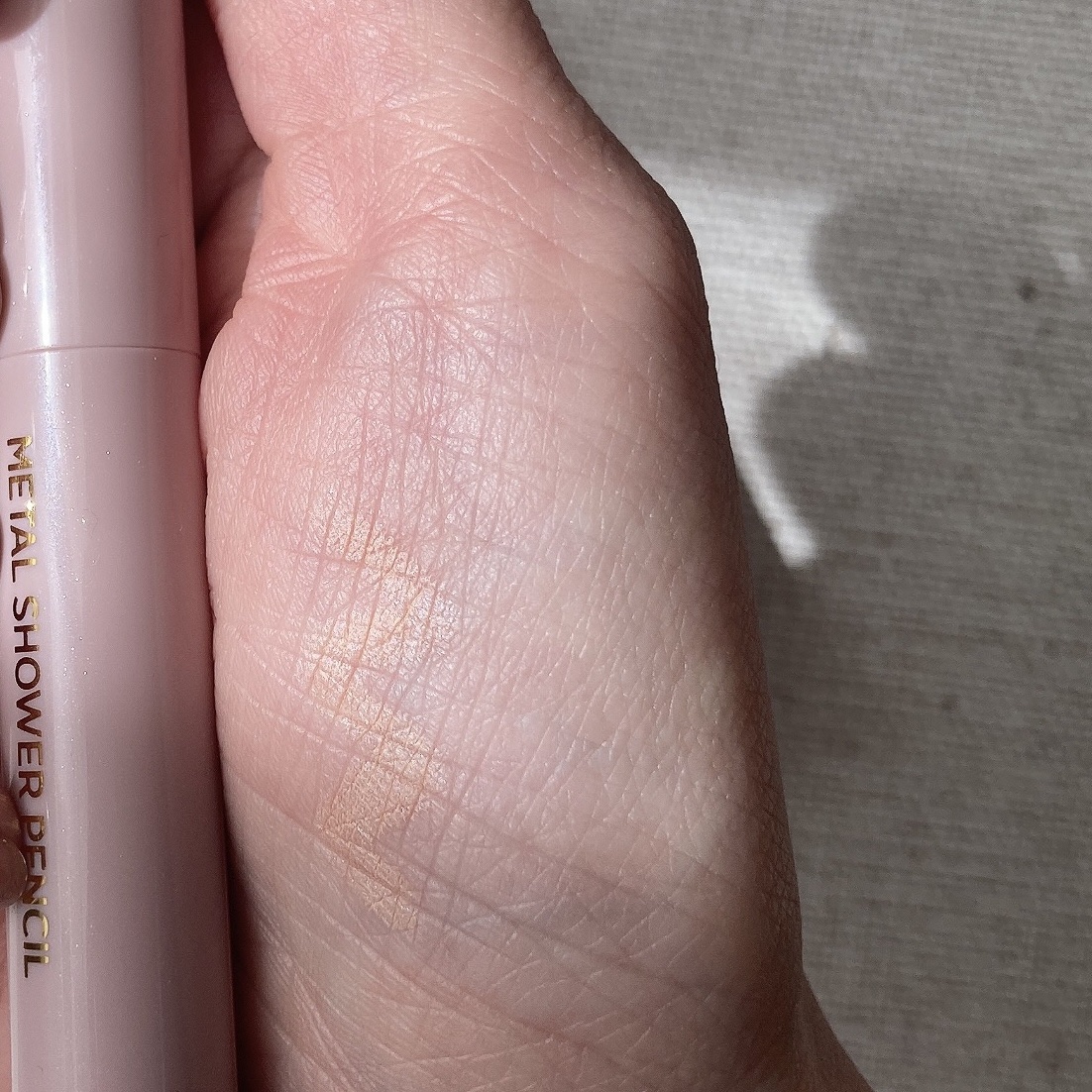 ウォンジョンヨ　メタルシャワーペンシル 04 リコッタピーチ/Wonjungyo/スティックアイシャドウを使ったクチコミ（2枚目）