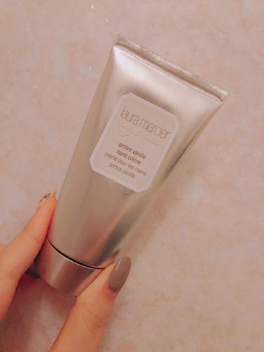 ローラ メルシエ ハンドクリーム アンバーバニラのクチコミ「♡ハンドクリーム アンバーバニラ  laura mercier

#人類モテ  の代名詞！ロー.....」（1枚目）