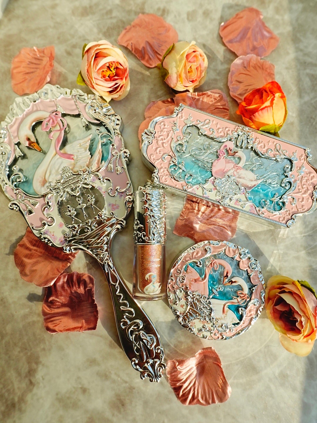 フラワーノーズスワンバレエシリーズ アイシャドウパレット/FlowerKnows/アイシャドウパレットを使ったクチコミ(2枚目)