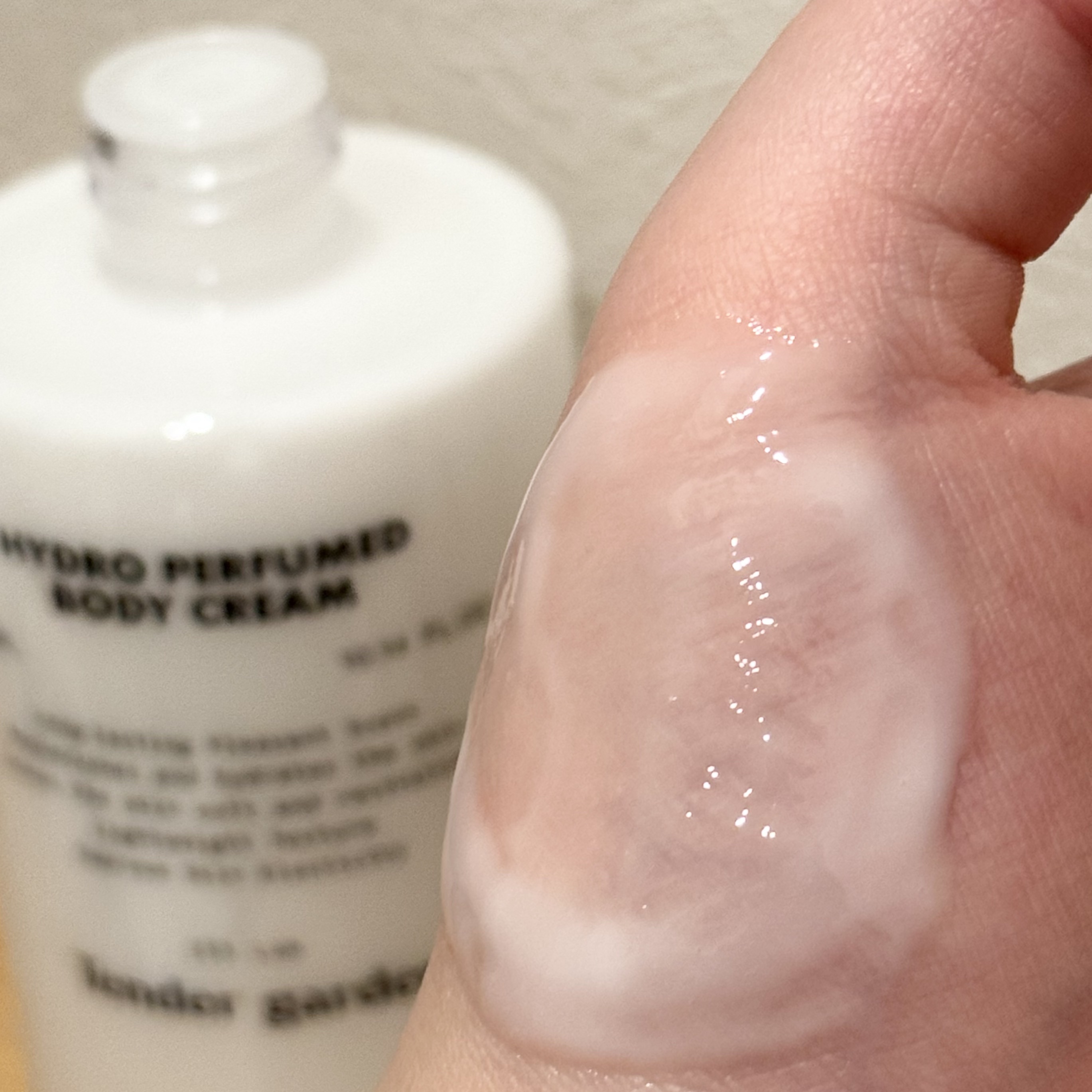 HYDRO PERFUMED BODY CREAM/Tender garden/ボディクリームを使ったクチコミ（3枚目）