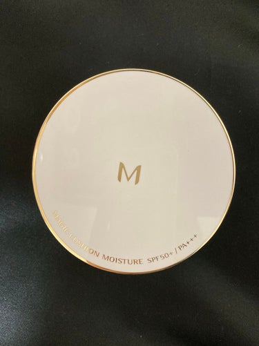 ✧  MISSHA　M クッション ファンデーション  モイスチャー  No.21  ✧



使い切りコスメですദ്ദി^._.^)🌟
私が初めて使ったクッションタイプのファンデなんですけど、またリピしようと思ってるお気に入りです😽🎶





♡　崩れにくさ

テカったりベタつかないぐらいの丁度良い保湿力で、崩れない！！
ただマスクには付きます🥹



♡　カバー力

良い！！
軽くタッピングするだけでしっかりカバーされる^_−♡  でも厚塗り感は出ないのでめっちゃ良い🥺💞



♡　ツヤorマット

ツヤ！！
綺麗なツヤ感がでますᐡっ·̫ ‹｡ᐡ



♡　良いところ

これ泊まりがけで推しのライブに行ったときにファンデを忘れて、人気だし安いから新大久保で買ってライブにつけて行きました！
マスク着けて何時間かほぼずっと立ってるので冬でもちょっと汗かいたんですけど、、崩れてなかった‼️
こんな良いのに1000円ほどで買えるの意味分からない😮‍💨👊🏻
私はいつも別々で使ってますが、日焼け止め、下地、ファンデがこれ1つになってるのでスキンケア後すぐ使えます👍🏻🎶
あと良い香りがする！！ いつも使うときはめっちゃ匂い嗅ぎながら使ってます❗
結構どこでも売ってるし買いやすいのもうれしい꒰ᐡ•̥  •̥ᐡ꒱



♡　イマイチなところ

脂性肌だと夏は若干テカる気もする🤔
でもほぼ気にならない程度です👍🏻💕




こんな感じですᐡ.  ̫ .ᐡฅ
プチプラだしとりあえず買ってみましょう！😹
これから乾燥しやすい季節だし、ほんとにおすすめです^_−♡









#MISSHA #ミシャ #クッションファンデ #クッションファンデーション #モイスチャー #プチプラ #韓国コスメ #新大久保 #崩れない #安い #ドラコス #乾燥 #カバー力 #ファンデーション  #乾燥肌にグッバイ  #本音でガチレビュー  #毎日メイク の画像 その0