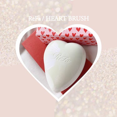 ▶ ReFa
HEART BRUSH



◯ 3段構造のピンがツヤ髪に
￣￣￣￣￣￣￣￣￣￣￣￣￣￣￣￣￣￣￣￣￣￣￣
ブラシのピンが長さ異なり、
長めのピンは髪の絡まりをダメージを与えず
ほぐしてくれて
短めのピンは髪の表面を撫でるように通すので
指通りなめらかになりツヤを与えてくれます。

タングルティーザーを今まで使用していましたが
ピンが硬めで頭皮ケアもできますし
髪をとかした直後からまとまりやすくなります。



◯ ハート型のかわいいブラシ
￣￣￣￣￣￣￣￣￣￣￣￣￣￣￣￣￣￣￣￣￣￣￣
立体的なかわいいハート型は
意外と手にフィットし持ちやすく
カラーも6種類あるので好みに合わせて
選べます。

また、カバー付きなので持ち運びに便利です！




#リファ#リファ_ブラシ #ReFa#ヘアブラシ#ヘアケア#ヘアケアグッズ #艶髪#髪の毛サラサラ #髪質改善 #髪の毛うねり #髪の毛のケア #サラサラ #旅行_持ち物 #頭皮ケア の画像 その0