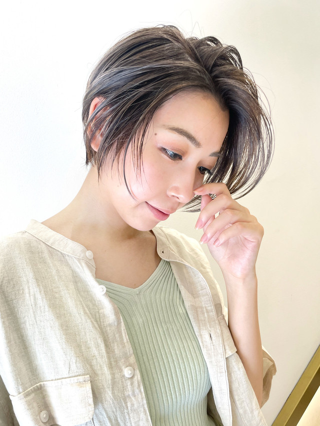 グレージュのバレイヤージュショート