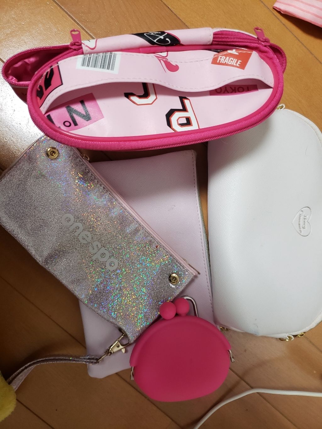 
パート3

付録のポーチ

さよなら、ありがとう😭

以外と使ってなくて奥にしまってたとか
結構あった。

記録用です👍

押し入れ終わった〜🤣

いらない服と使わないバックは
マンガ倉庫に売ります。
捨てるよりかわぁマシかな。