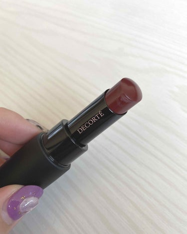 
コスメレビュー💄

最近お迎えした
コスメデコルテのRO 600番の
秋色リップ〜

セミマットな感じがすごい良い💞

ただ発色が良すぎるから濃いリップが
苦手な人にはきついかもです、、、

でもぽん