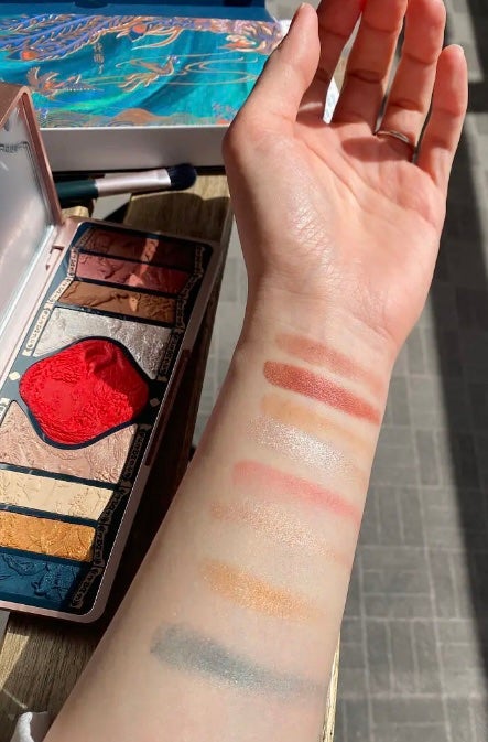 牡丹鏤月浮雕 百鳥朝鳳/花西子/アイシャドウパレットを使ったクチコミ(5枚目)