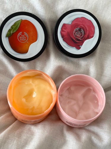 THE BODY SHOP
ボディヨーグルト マンゴー☺︎

夏でも冷房で乾燥するのでしっかり保湿
でも暑い時にベタベタするクリームは
塗りたくないのでボディヨーグルト
塗ってます😌

朝はマンゴーで保湿✨
トロピカルないい香り✨
ペタペタしないからすぐ洋服が着れる✨
容器小さいかなって思ったけど伸びが良いからもつ✨


ボディヨーグルト ブリティッシュローズ☺︎

夜はローズでマッサージしながら保湿✨
香りで癒されるので疲れがやわらぐ✨
寝る前に塗るといい香りにつつまれて寝れる✨

LIPSで買えるのでお店に行かなくても買いやすい☺︎

#THE BODY SHOP
 #爽やかボディケア の画像 その1