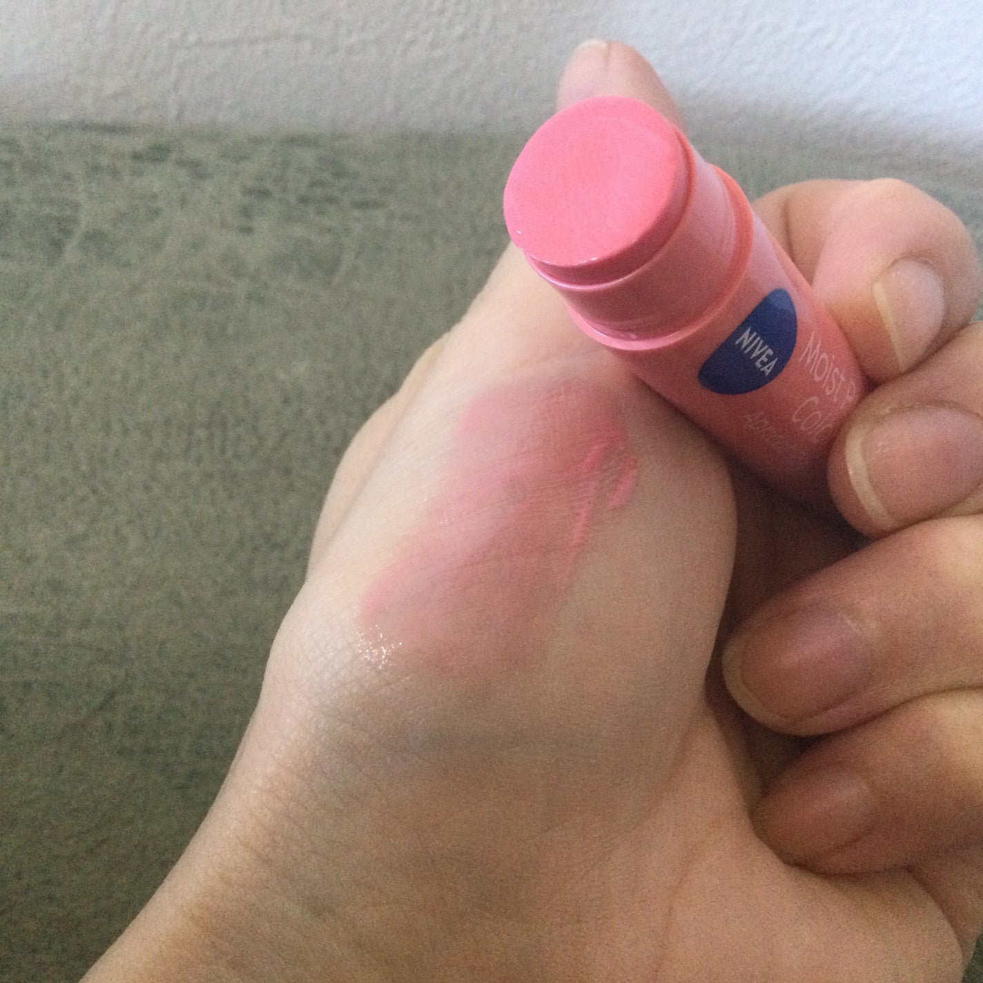 モイストピュアカラーリップ/ニベア/リップクリームを使ったクチコミ(2枚目)