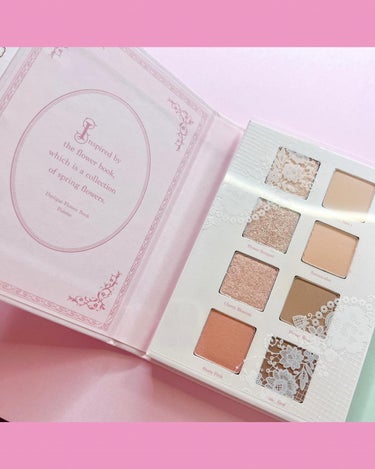 💄♡
⁡
⁡
daisique
Shadow Palette
#08 flower book
⁡
⁡
まずこのパレット！
何よりも見た目が可愛すぎる
アイシャドウパレットです🥺♡
⁡
⁡
名前の通りブック型になっていて
箱も辞書の箱のような形になってます🙌
⁡
⁡
またパレットもブック型なので
本のように開ける仕様に🥰
⁡
⁡
これは可愛いの好きな人には
たまらないパレットでは😳？
⁡
⁡
立てて飾っておくだけでも可愛いです♡
⁡
⁡
全8色のパレットになっています👏
⁡
⁡
①Magnoria マグノリア
シルバーの小粒ラメがメインなので白っぽい発色
⁡
②Flower Bouquet フラワーブーケ
このパレットで1番大粒ラメ
ゴールドラメがメイン
⁡
③Cherry Blossom チェリーブロッサム
小粒のピンクラメがメイン
⁡
④Peony Pink ピオニーピンク
やや黄みよりのニュートラルピンク
シルバー、ゴールド、ピンクのラメがほんのり
⁡
⑤Juliet Rose ジュリエットローズ
マットな白っぽい黄みのベージュ
⁡
⑥Ranunculus ラナンキュラス
マットな白っぽいオレンジベージュ
⁡
⑦Flower Root フラワールート
マットでグレイッシュなブラウン
⁡
⑧Rose Seed ローズシード
ココアブラウン
シルバーラメ入り
⁡
⁡
名前も可愛いですね☺️♡
⁡
⁡
オススメは
ライトスプリング
ブライトスプリング
ミューテッドオータム
の方👏
⁡
かつ顔タイプが
キュート
フェミニン
の方や甘い雰囲気、柔らかい雰囲気を
作りたい人にオススメ🙌
⁡
⁡
⚠️ラピスの16タイプカラーメゾット®︎に基づくアナリスト個人の見解です。
⁡
⁡
何が似合うか知りたい方はぜひ診断までいらして下さいね🥰
⁡
⁡

 
⁡
 
#パーソナルカラー#16タイプパーソナルカラー診断 #16タイプパーソナルカラー#16タイプパーソナルカラー診断東京#パーソナルカラー診断 #顔タイプキュート #骨格ウェーブ #ミューテッドオータム  #イエべ秋メイク #イエベ春メイク #ライトスプリング #ブライトスプリング  #顔タイプフェミニンの画像 その2