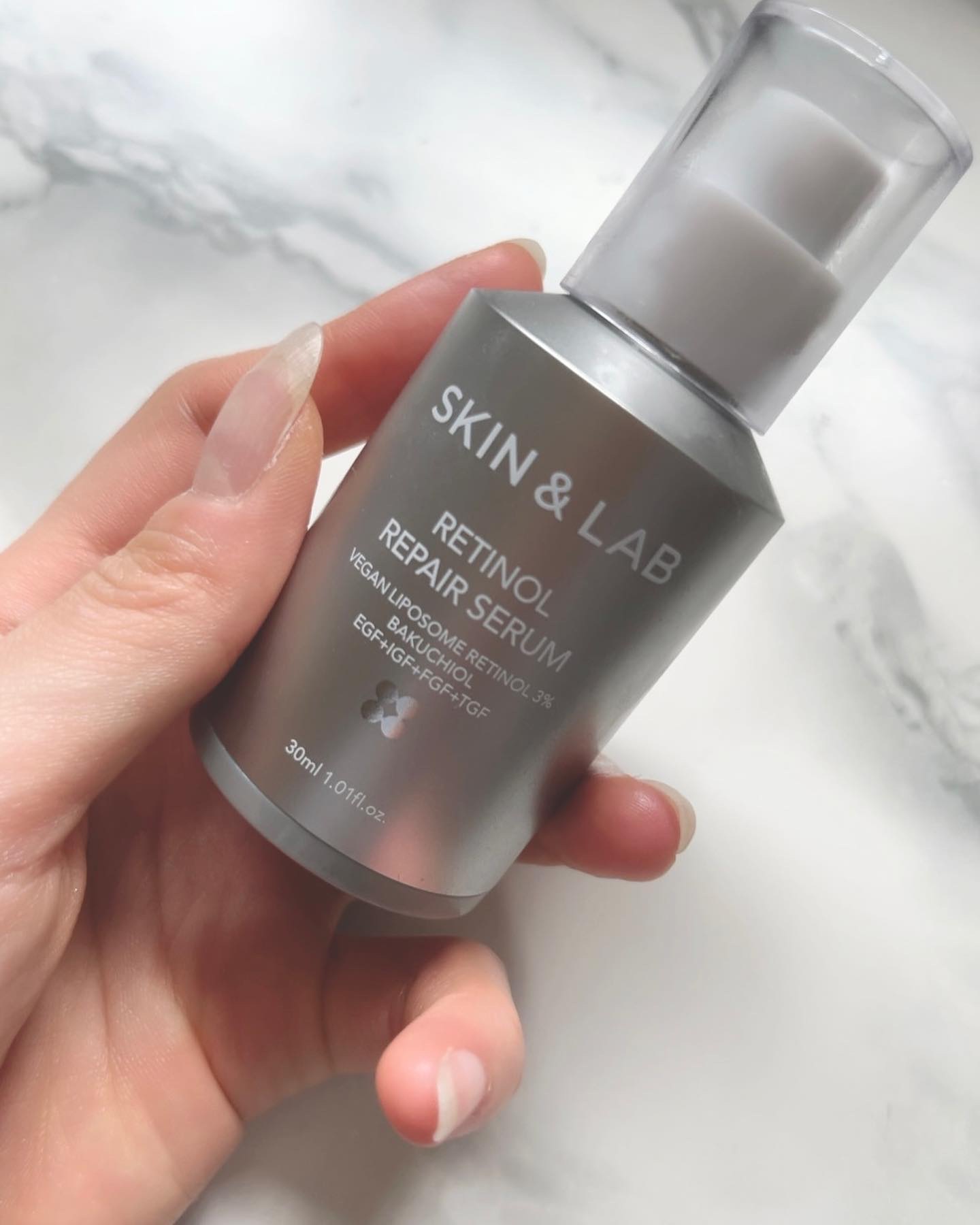 ・ ＼話題のレチノール／ ・ @skinnlab_japan 
レチノールリペアセラム ・
レチノールってお肌にはとっても嬉しい美容成分なんだけど光と熱に弱くて不安定なのがちょいと気になってたんだけど🥹
・
このレチノールは特別な仕様で安