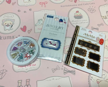 DAISO ネイルストーンのクチコミ「
冬ネイルってかXmasネイルです。
セルフです。

今更すぎてもはや先取りしすぎてるんですけ.....」（3枚目）