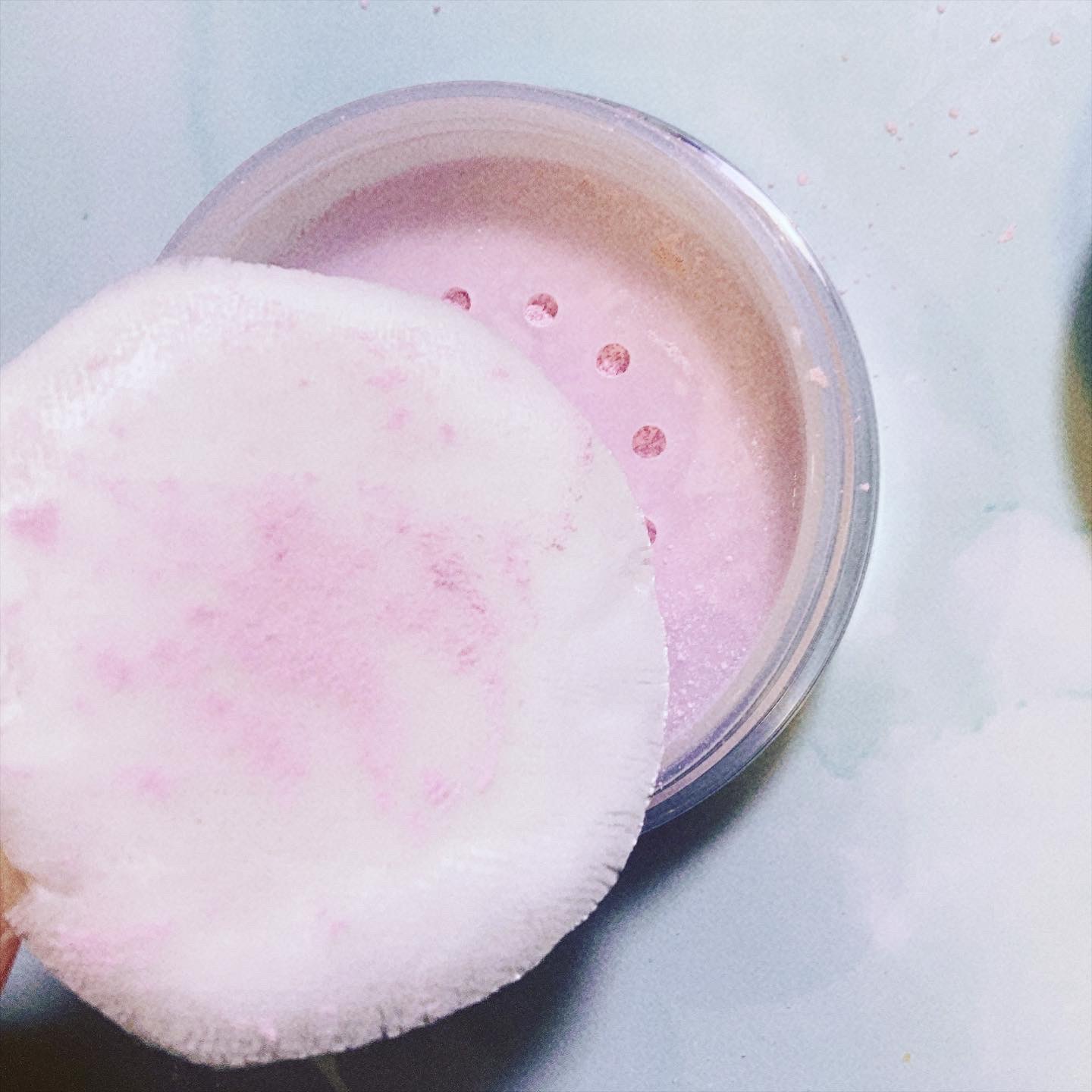 ミネラルUVパウダー ペールラベンダー(松尾たいこ氏限定デザイン)/エトヴォス/ルースパウダーを使ったクチコミ（3枚目）