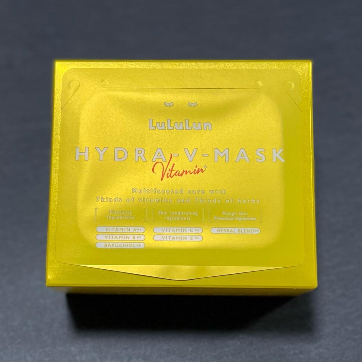 ⁡
LuLuLun / ルルルン
ハイドラVマスク
⁡

7種類のビタミンと7種類のハーブが配合されたフェイスマスク
⁡
⁡
肌全体をしっかり、ぴったり覆ってくれる厚みのある新開発のHIFU感覚シートは上向きに密着。
⁡
⁡
化粧水のかわり