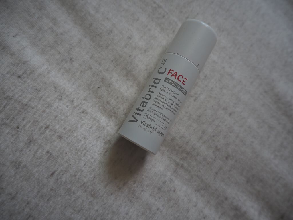 

普段使っている化粧水にプラスでこの
魔法のパウダーを加えるだけで1回当たり
12時間もビタミンCパックができると
いう優れモノ🍋𓂃




朝と晩のスキンケアに加えると２４時間
パックできる👏はい、最高ー！！！



普段のスキン