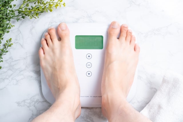 体重計に乗っている足