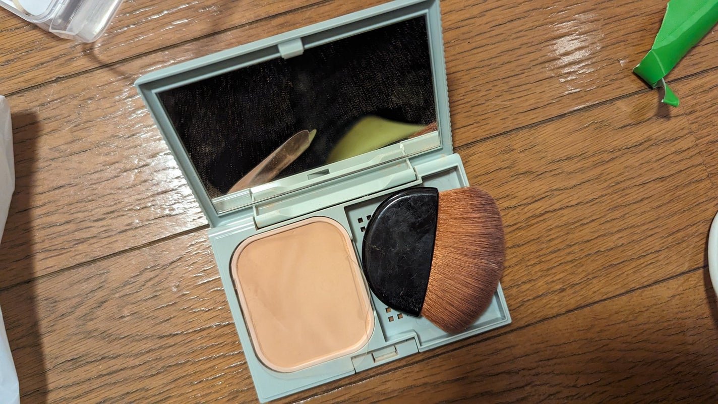 colorful_cosme_flyj on LIPS 「ファンデーションはブラシで乗せたほうが奇麗に乗るらしいので、ア..」(3枚目)