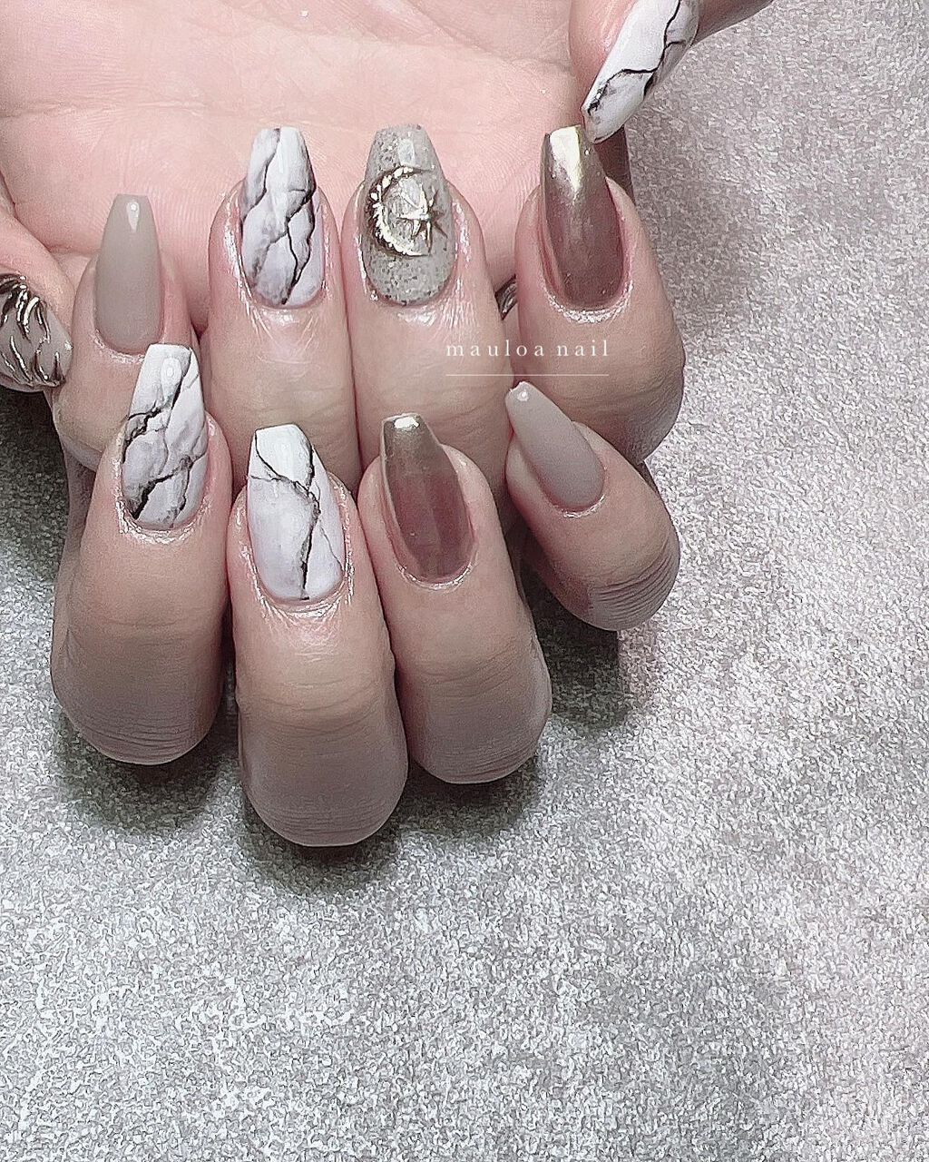 #大理石ネイル,#ネイル,#アートネイル,#秋ネイル,#ミラーアートネイル,#アニマルネイル,#成人式ネイル,#ジュエリーネイル,#ミラーネイル,#手書きアートネイル,#ハートネイル,#パーツネイル,#月ネイル,#シルバーアクセネイル,#冬ネイル,#天王寺ネイルのネイルデザイン