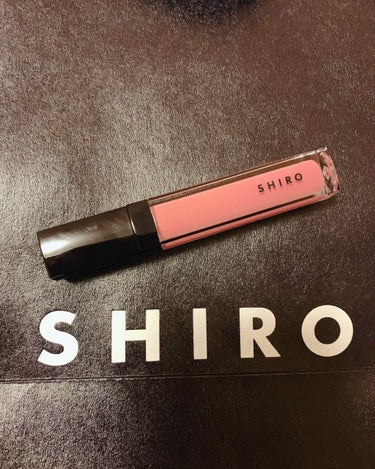 初めてSＨIROを知り店舗で購入しました。
エッセンスリップを買う予定でしたが、勧められたこちらが良くて購入。
唇がもともと薄いので、ジンジャーの成分で唇がぷっくりプルプルにするプランプ効果があるのが良