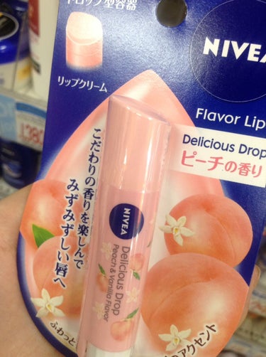 （ピーチ）

桃のほんのり甘い匂いとバニラの匂いがして大好きです🍑💄
よく学校に付けていったり、コンビニに行くとき、乾燥しやすいリップを塗る前に塗ったりしてます！