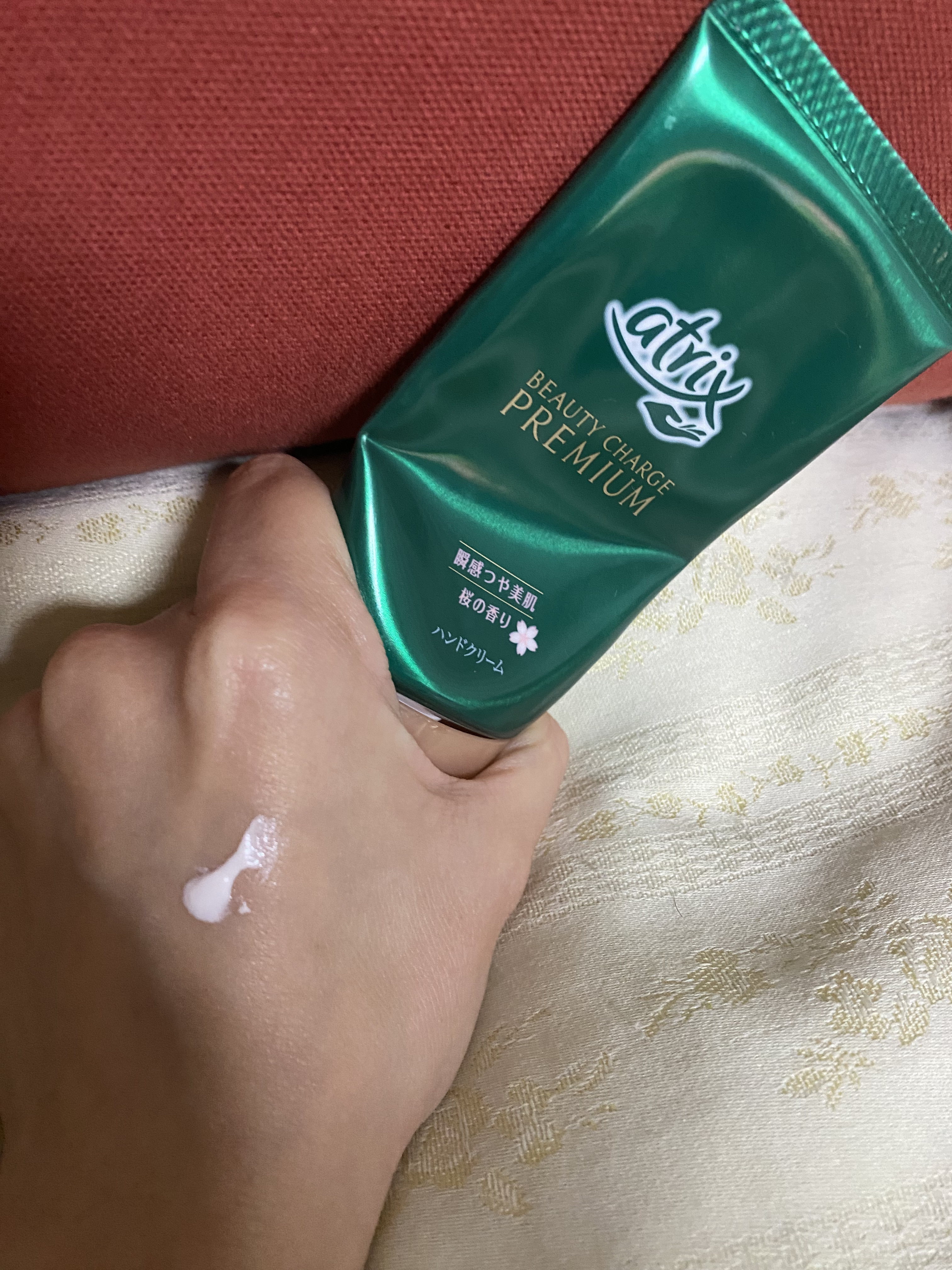 ビューティーチャージプレミアム 瞬間つや美肌 桜の香り/アトリックス/ハンドクリームを使ったクチコミ（2枚目）