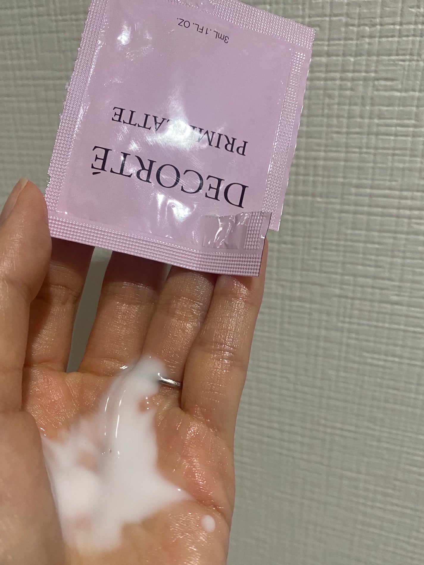 ぷぅぴぃ《紫コス部💜💗》 on LIPS 「DECORTÉコスメデコルテプリムラテ乳液3mlたっぷりミルク..」(4枚目)