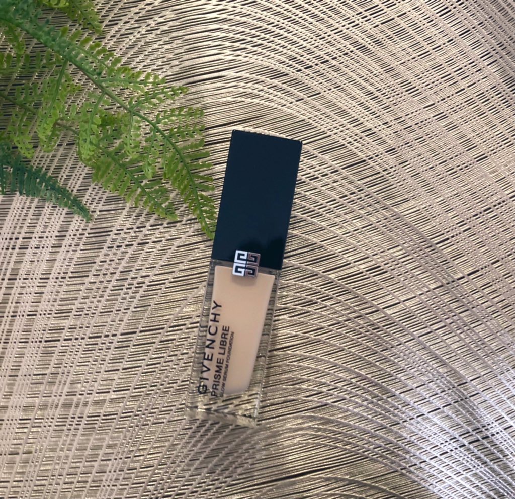 🌷ジバンシイ　プリズム•リーブル•グロウ•セラム•ファンデーション（1N）

長時間保湿効果を発揮するマイクロヒアルロン酸と肌にもっちりとしたハリを与えるユズ由来セラミドを配合♡･:*+.

なめらかで軽めのテクスチャー。少量でも伸びが良