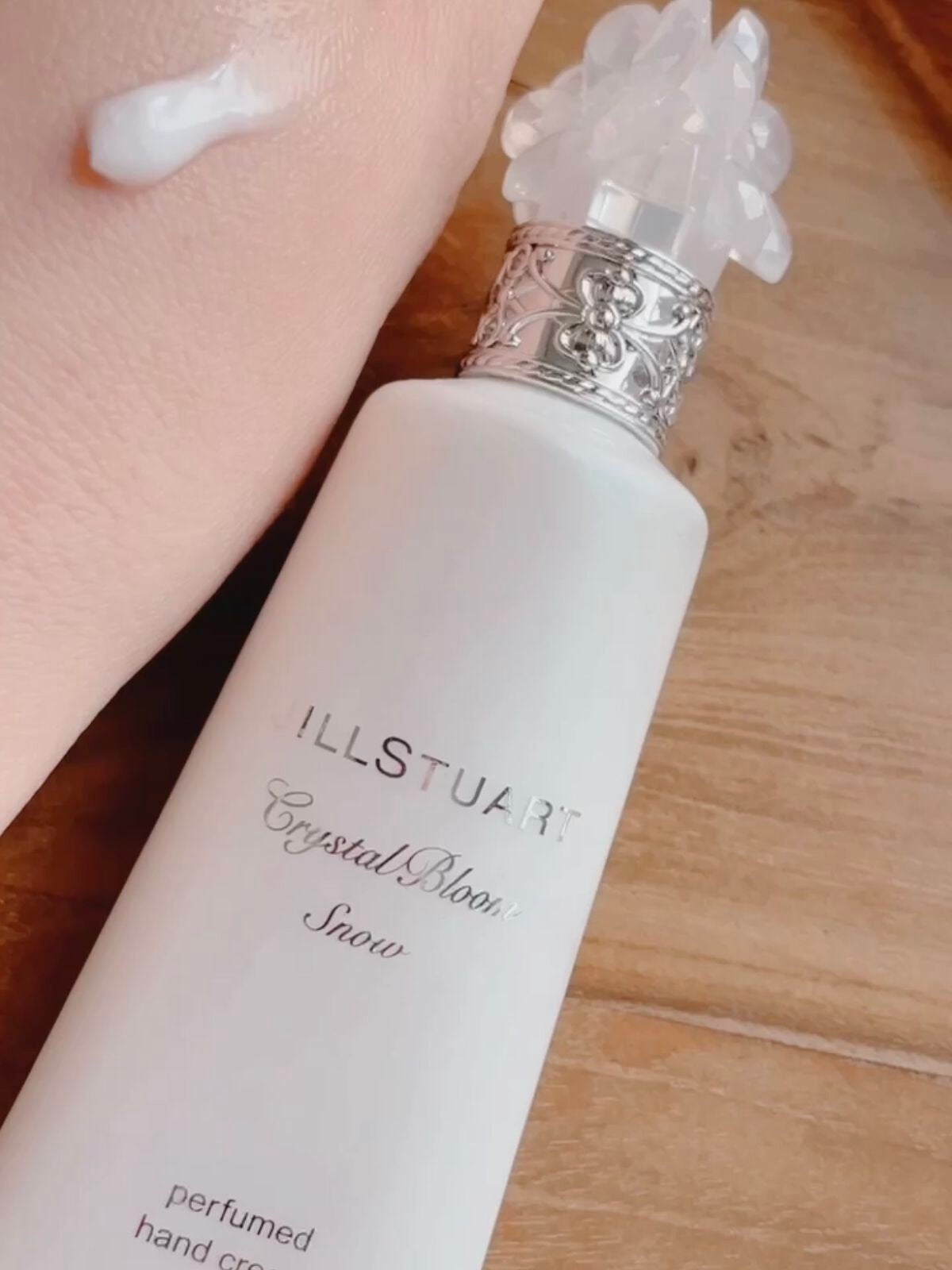 クリスタルブルーム スノー パフュームド ハンドクリーム/JILL STUART/ハンドクリームを使ったクチコミ(4枚目)